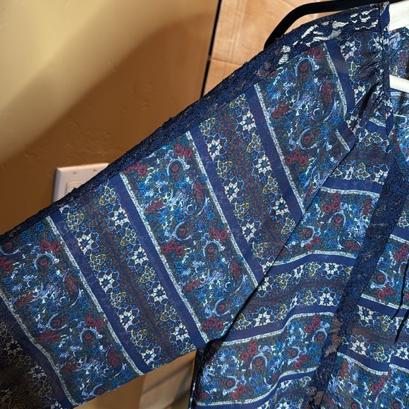 Wallflower Blue Floral Semi Sheer Lace Button Up Blouse Size XL - Picture 2 of 8